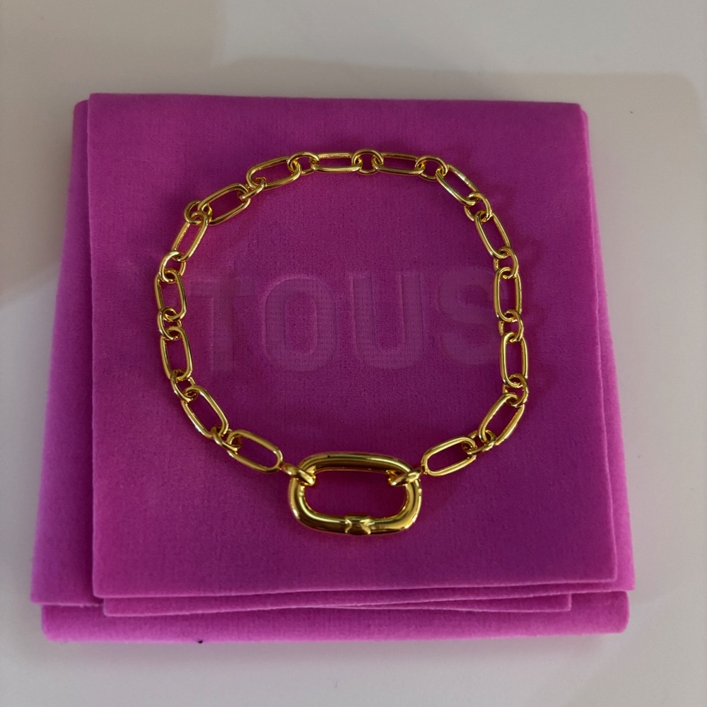 Tous Oval chain Bracelet wt med oval ring hold in 18k gold plating over silver.